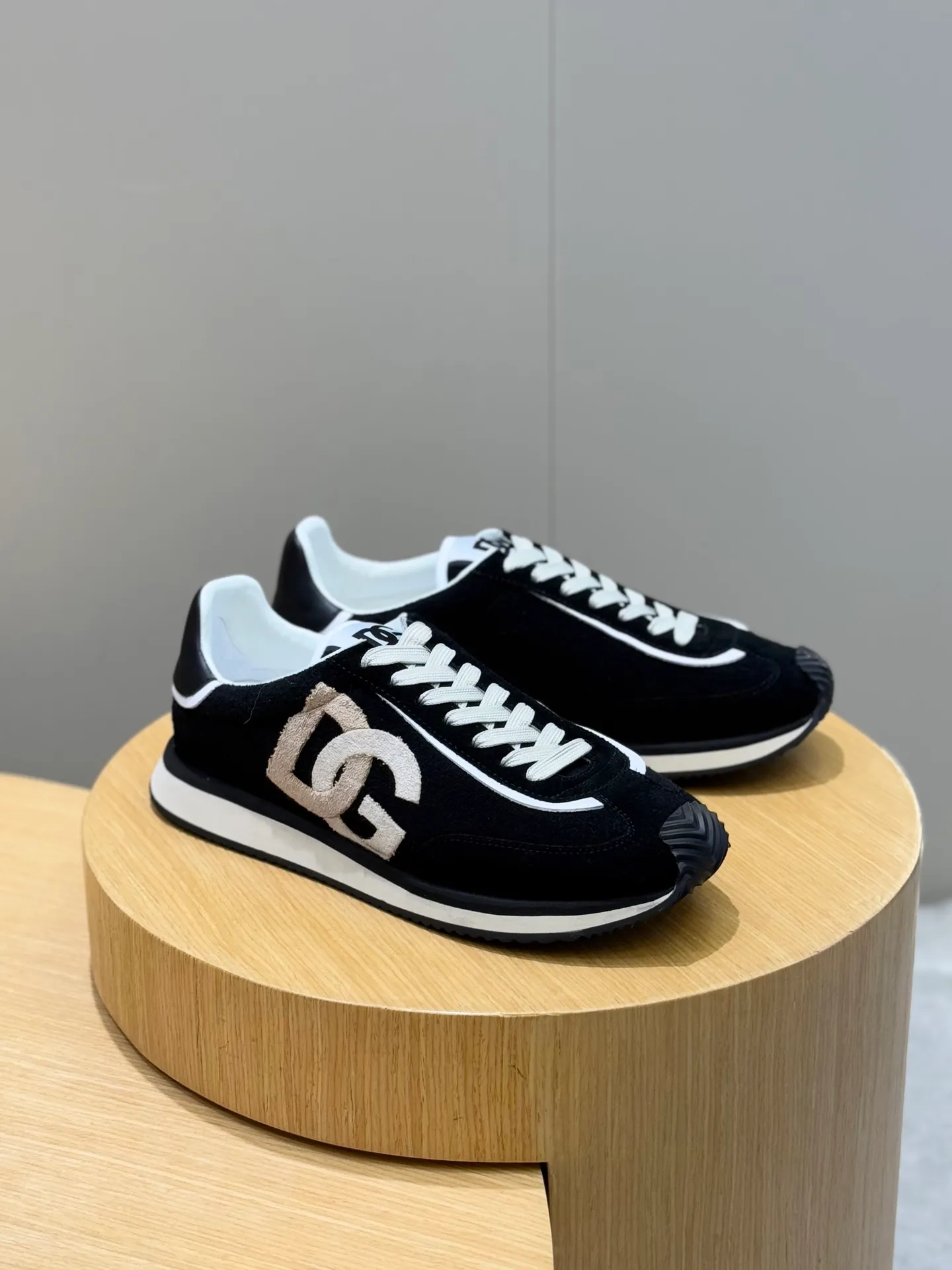 Men's Men's Shoes 💰440 [New Style] 🐝🐝DG Cushion high-end men's sports and casual shoes with spliced materials. The new Cushion sports shoes feature a two-color suede upper｜with contrasting mesh printing on the side and a DG cross logo as a finishing touch｜lightweight and grippy rubber outsole with an innovative design Provides excellent performance | Jacquard label adds timeless style | Original imported cowhide, multi-material splicing design, imported cowhide lining, cowhide feet, original TPR elastic outsole Size: 39-44 (customized at 38.45.46)